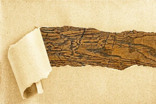 Textura de madera detrás de papel reciclado desgarrado — Foto de Stock