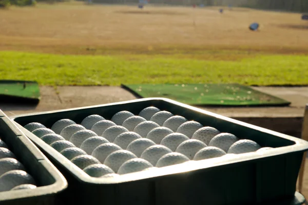 Plechovka praxi golfových míčků — Stock fotografie