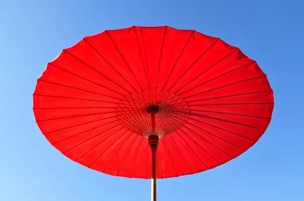 Traditioneller thailändischer Regenschirm mit blauem Himmel Hintergrund — Stockfoto