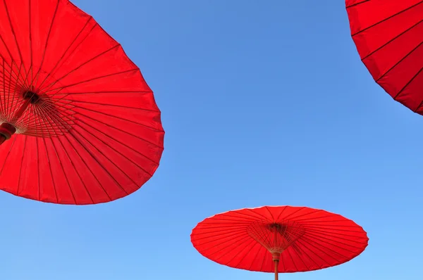 Traditionella thailändska paraply med blå himmel bakgrund — Stockfoto