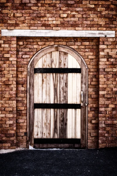 Wooden vintage closed door with brick wall — Stock Photo, Image
