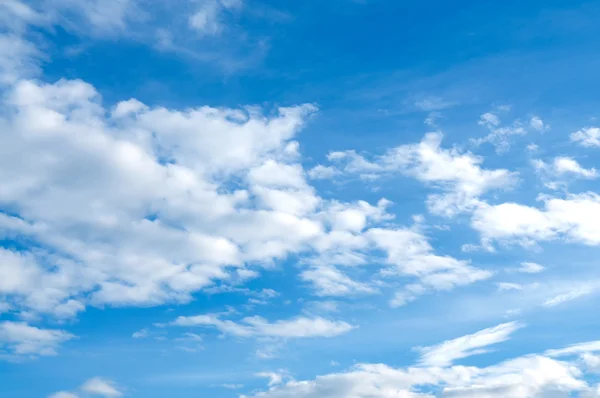 Blå himmel bakgrund med moln — Stockfoto