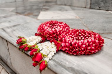geleneksel Tay garland gri mermer zemin üzerinde.
