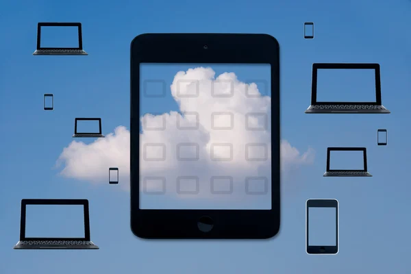 Digitální tabletu a dalších zařízení přístup k systému mraky — Stock fotografie