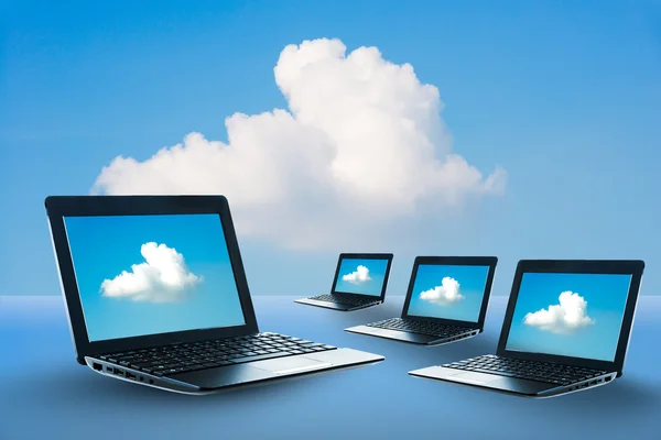 Laptop toegang tot het systeem van wolken — Stockfoto