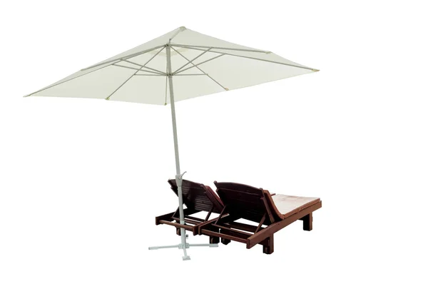 白い背景で隔離されたビーチ傘と椅子 — ストック写真