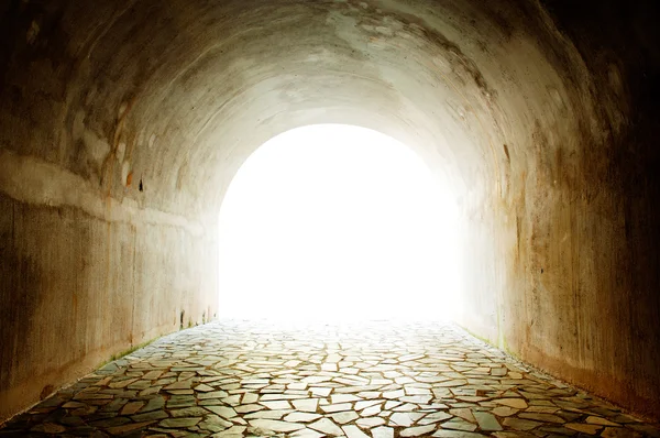 Tunnel med ljus som kommer från avfarten. — Stockfoto