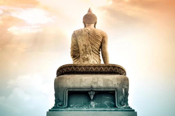 Retour de la grande image de Bouddha en Thaïlande avec et nuage — Photo