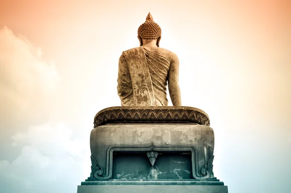 Retour de la grande image de Bouddha en Thaïlande avec et nuage — Photo