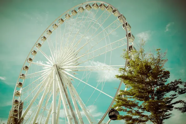 Roda gigante vintage sobre o céu azul-turquesa — Fotografia de Stock