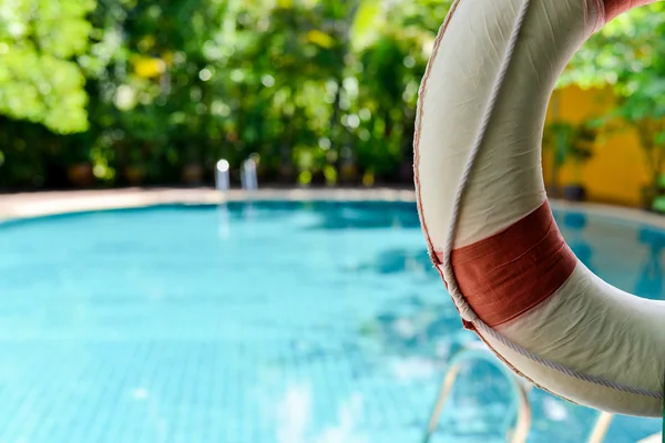 プールで木製の梁にぶら下がっている救命浮輪 — ストック写真