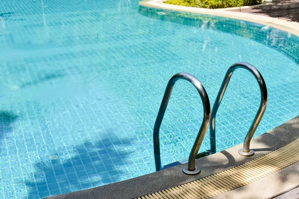 Piscina com escada — Fotografia de Stock