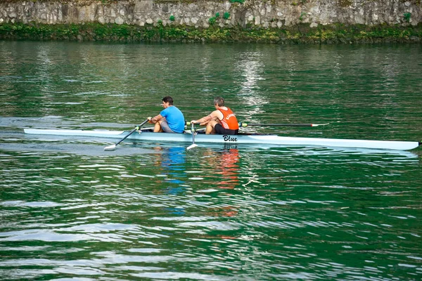 西班牙毕尔巴鄂河中独木舟 活动和娱乐活动的居民 — 图库照片