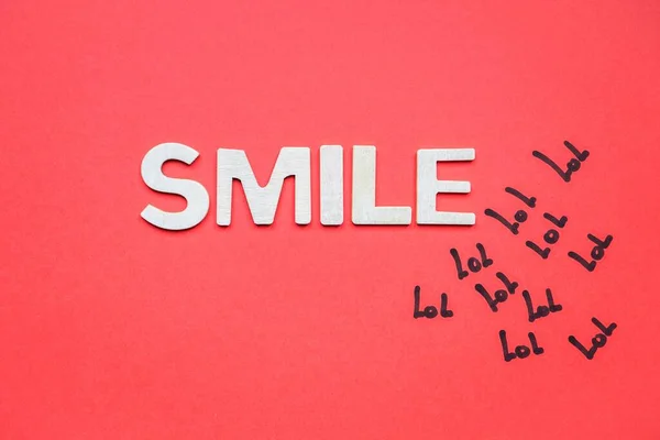 Kırmızı Arka Planda Tahta Harflerle Gülümse Mutlu — Stok fotoğraf