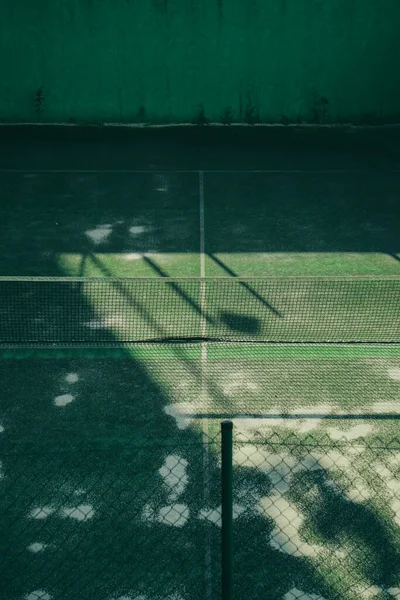 旧的废弃网球场 — 图库照片