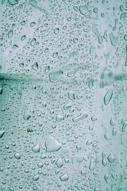                    Gri metal yüzeyde yağmur damlaları              