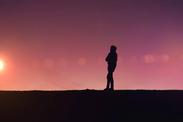 Homem Silhueta Trekking Montanha Com Belo Pôr Sol — Fotografia de Stock