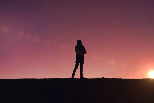 Homem Silhueta Trekking Montanha Com Belo Pôr Sol — Fotografia de Stock