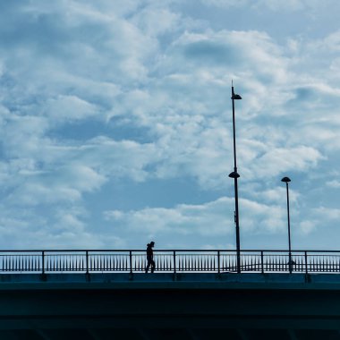 İspanya 'nın Bilbao şehrindeki köprüde yaya silueti, seyahat noktaları