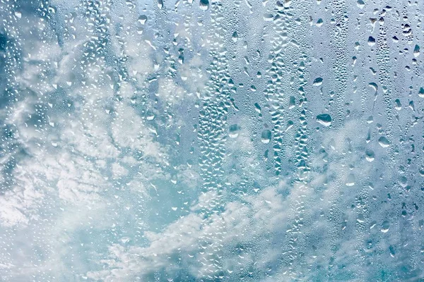 Regentropfen Auf Dem Fenster Und Blauer Himmel Hintergrund — Stockfoto