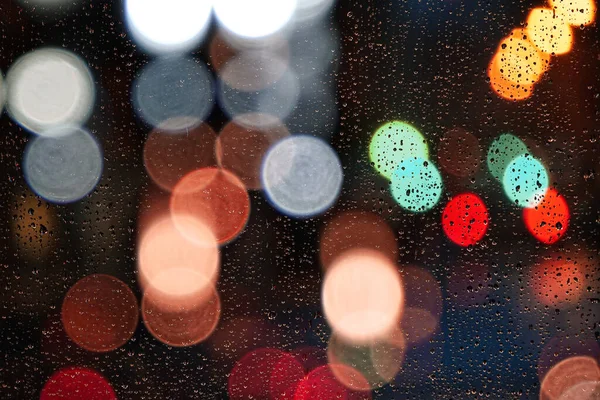 城里雨点落在窗上 街上灯火通明 — 图库照片