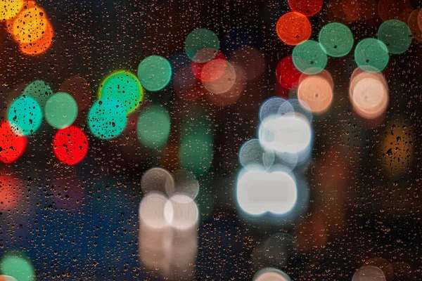 城里雨点落在窗上 街上灯火通明 — 图库照片