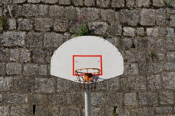 Alter Street Basketballkorb Sportgeräte — Stockfoto