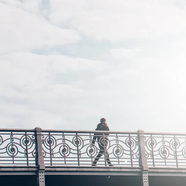 Turist Promenader Bron Bilbao Stad Spanien Resmål — Stockfoto