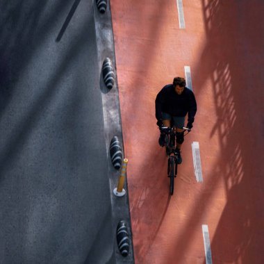 İspanya 'nın Bilbao şehrinde motorsikletli taşıma aracı 