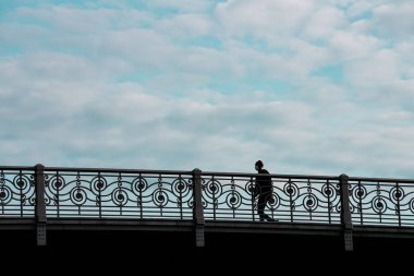                       Bilbao şehrini, İspanya 'yı, seyahat merkezini ziyaret eden bir turist          