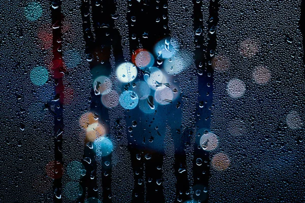 雨点落在窗上 街上灯火通明 — 图库照片