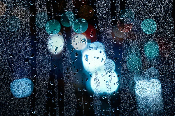 雨点落在窗上 街上灯火通明 — 图库照片