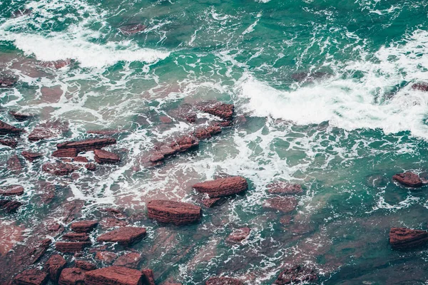 Βράχια Στη Θάλασσα Στην Ακτή Στο Μπιλμπάο Της Ισπανίας — Φωτογραφία Αρχείου