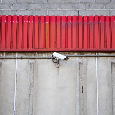 Duvardaki güvenlik kamerası. 