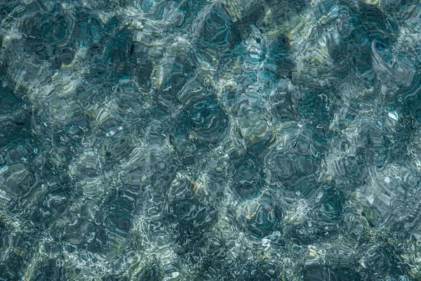 スイミングプールの水面の反射抽象的な背景 — ストック写真