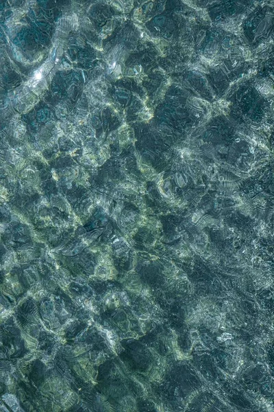 スイミングプールの水面の反射抽象的な背景 — ストック写真