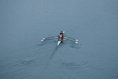 Sporcular Bilbao, Bask ülkesi İspanya 'daki Nervion Nehri' nde bir kanoda antrenman yapıyorlar. 