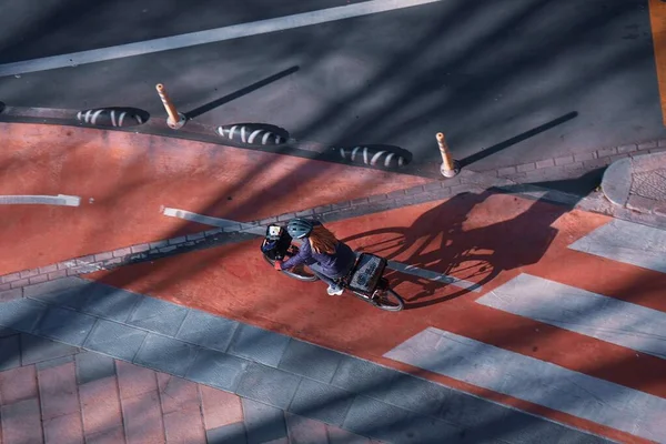 通りのサイクリスト ビルバオ市内の交通機関の自転車モード — ストック写真