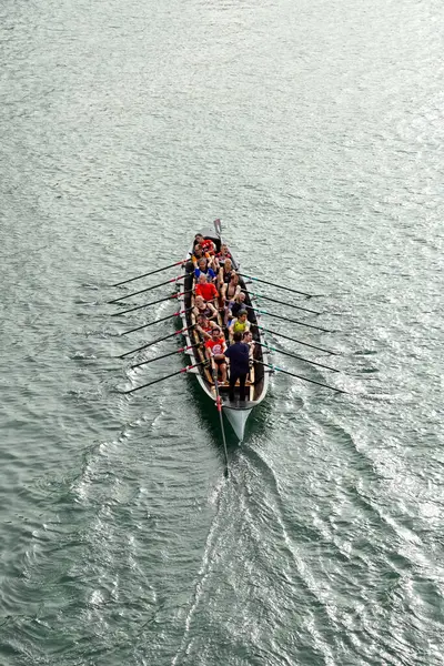 在巴斯克地区毕尔巴鄂的Nervion河上的一艘独木舟上训练的运动员 — 图库照片