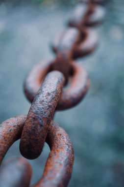                        Eski paslı zinciri olan çitler.         