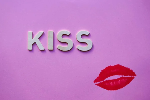 Usta Pocałunek Słowo Drewnianymi Literami Różowym Tle — Zdjęcie stockowe