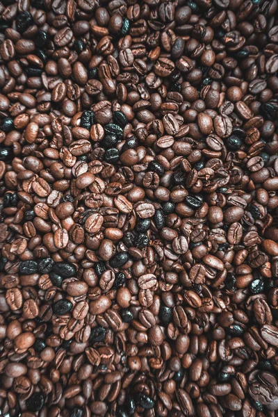 焙煎したコーヒー豆茶色の背景 — ストック写真