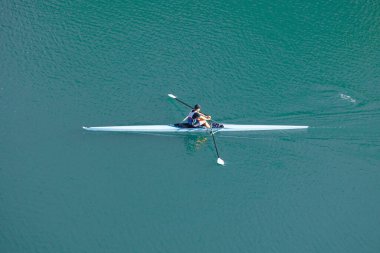 Sporcular Bilbao şehrindeki Nervion nehrinde kano eğitimi alıyorlar, Bask ülkesi, İspanya 