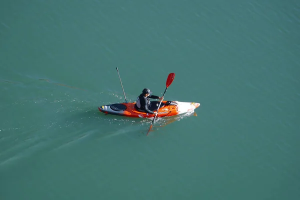 スポーツ選手はスペインのバスク州ビルバオ市のネリヴォンテ川でカヌーを訓練 — ストック写真