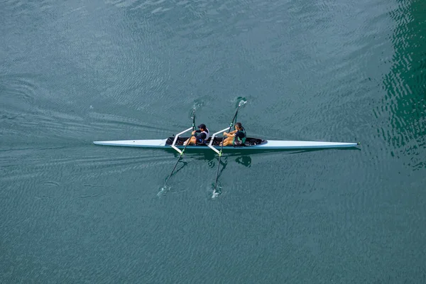 Αθλητές Που Εκπαιδεύονται Κανό Στον Ποταμό Nervion Στην Πόλη Μπιλμπάο — Φωτογραφία Αρχείου