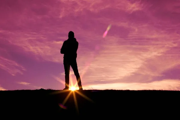 Seorang Pria Berjalan Gunung Dengan Latar Belakang Matahari Terbenam Musim — Stok Foto
