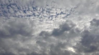 Çarpıcı kara bulut oluşumları sağanak fırtınadan hemen önce