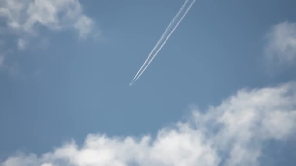 Gökyüzünde Yükseklerde Uçan Jet Uçağı Açık Mavi Gökyüzünde Kontrastlar Bırakır — Stok video