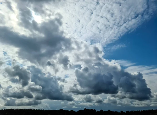 Atemberaubende Dunkle Wolkenformationen Himmel Kurz Vor Einem Gewitter — Stockfoto