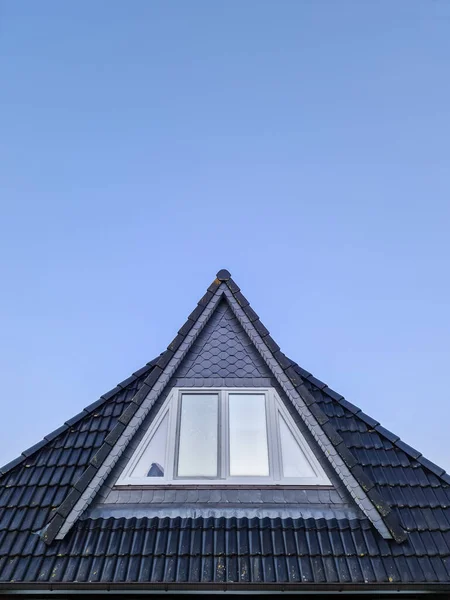 Άνοιγμα Παραθύρου Οροφής Στυλ Velux Μαύρα Κεραμίδια Οροφής — Φωτογραφία Αρχείου